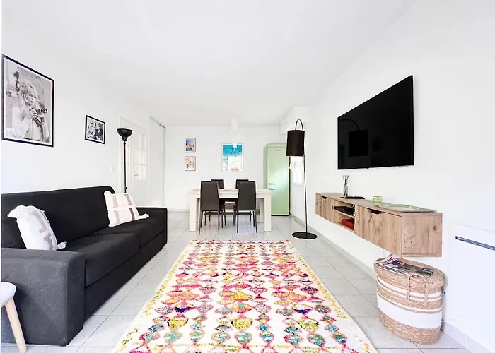 Estello - Comfortable Terrace Parking شقة *