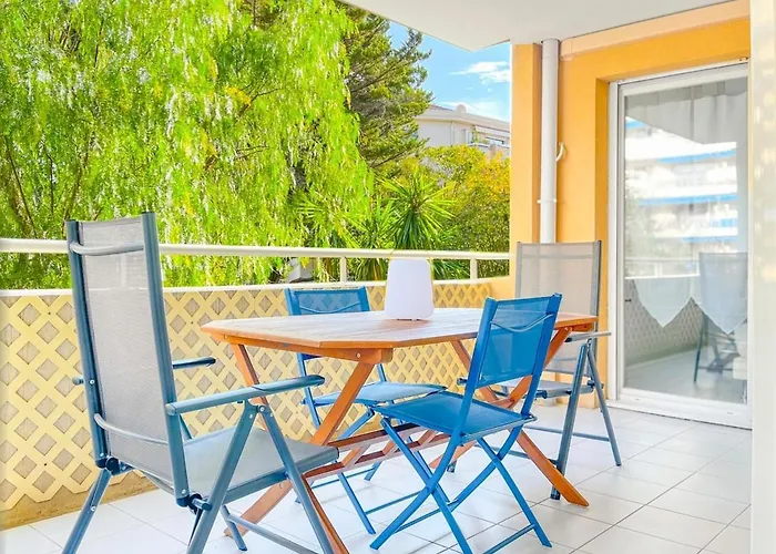 Estello - Comfortable Terrace Parking شقة